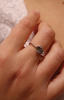 Prstene - Strieborný prsteň kométa s vltavínom, prsteň s vltavínom v bielom a žltom zlate (žlté zlato 59 mm) - 13919348_