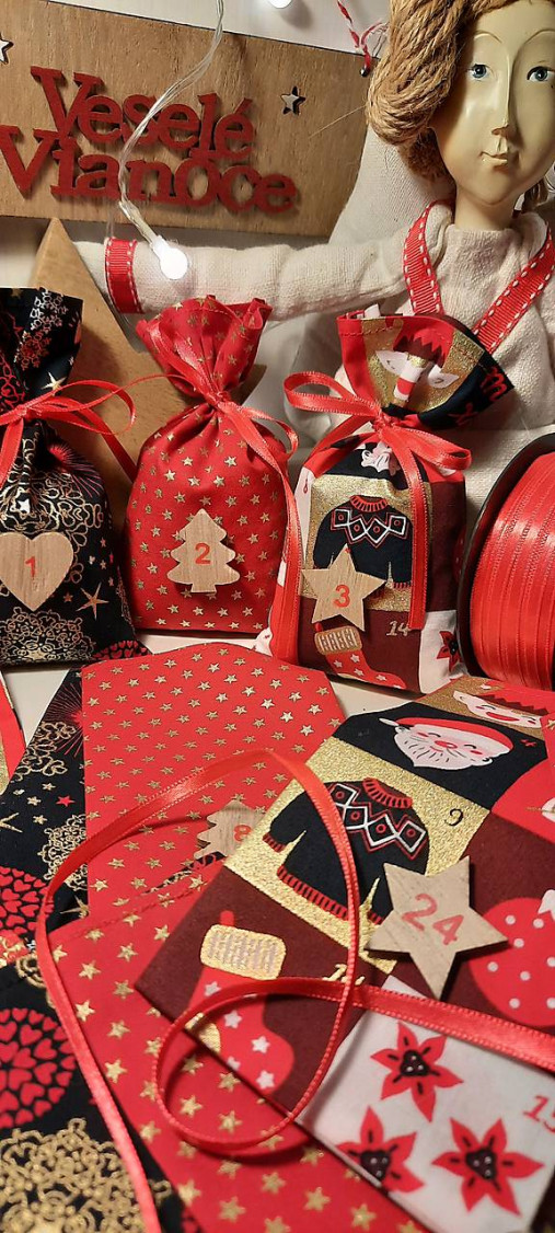 Dekorácie - Adventný vrecúškový kalendár _ zlatá, červená, čierna TRIO - 13936004_