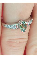 Prstene - Prsteň Bellatrix s tvarom vltavínskej kvapky a skutočnými diamantmi z bieleho a žltého zlata - 13932906_