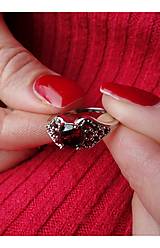 Prstene - Strieborný prsteň zo sopky s prírodnými granátmi, Prsteň zo sopky s prírodnými granátmi z bieleho a žltého zlata - 13933216_