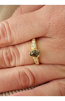 Prstene - Prsteň Bellatrix s tvarom vltavínskej kvapky a skutočnými diamantmi z bieleho a žltého zlata (biele zlato 59 mm) - 13932960_