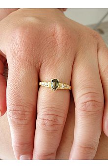 Prstene - Prsteň Bellatrix s tvarom vltavínskej kvapky a skutočnými diamantmi z bieleho a žltého zlata (žlté zlato 51 mm) - 13932972_