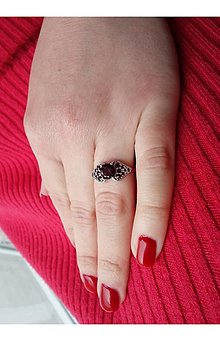 Prstene - Strieborný prsteň zo sopky s prírodnými granátmi, Prsteň zo sopky s prírodnými granátmi z bieleho a žltého zlata (biele zlato 51 mm) - 13933223_