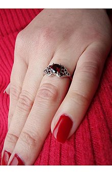 Prstene - Strieborný prsteň zo sopky s prírodnými granátmi, Prsteň zo sopky s prírodnými granátmi z bieleho a žltého zlata (biele zlato 57 mm) - 13933233_