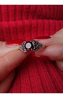 Prstene - Strieborný prsteň zo sopky s prírodnými granátmi, Prsteň zo sopky s prírodnými granátmi z bieleho a žltého zlata (žlté zlato 54 mm) - 13933254_