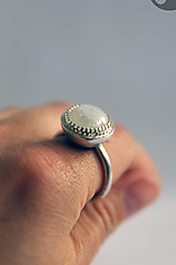 Prstene - Strieborný prsteň s mesačným kameňom - 13941948_