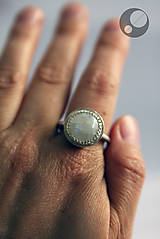 Prstene - Strieborný prsteň s mesačným kameňom - 13941949_