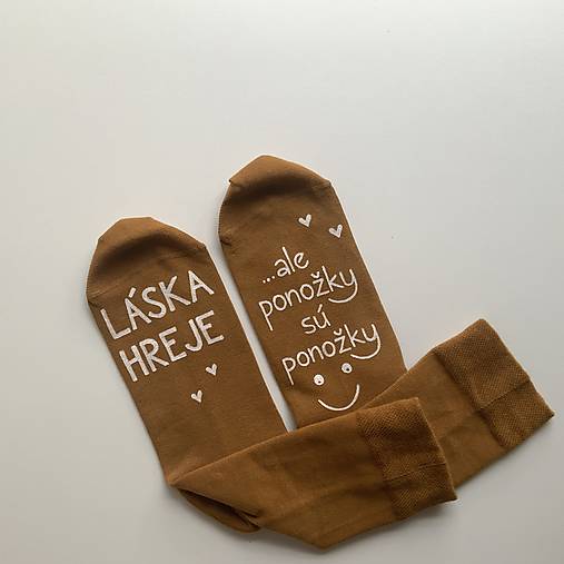 Maľované ponožky s nápisom “LÁSKA HREJE, ale ponožky sú ponožky :) (horčicové s bielym nápisom)