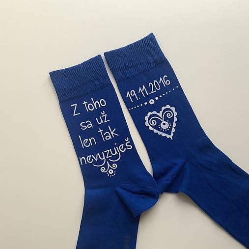 Maľované ponožky k výročiu/svadbe “z toho už nevyzuješ / (dátum svadby …”(modré folk))