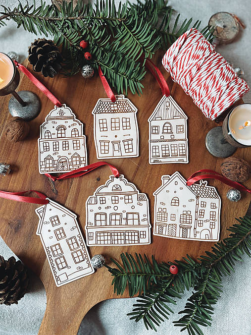 Dekorácie - Sada prírodných drevených ozdôb  Domčeky - 13946909_