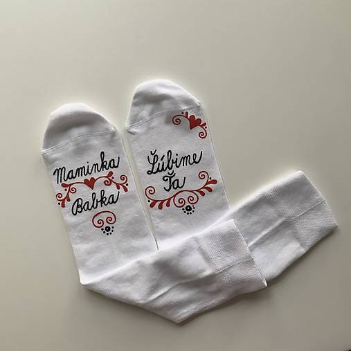 Maľované biele ponožky s nápisom : "Maminka Babka/ Ľúbime Ťa”