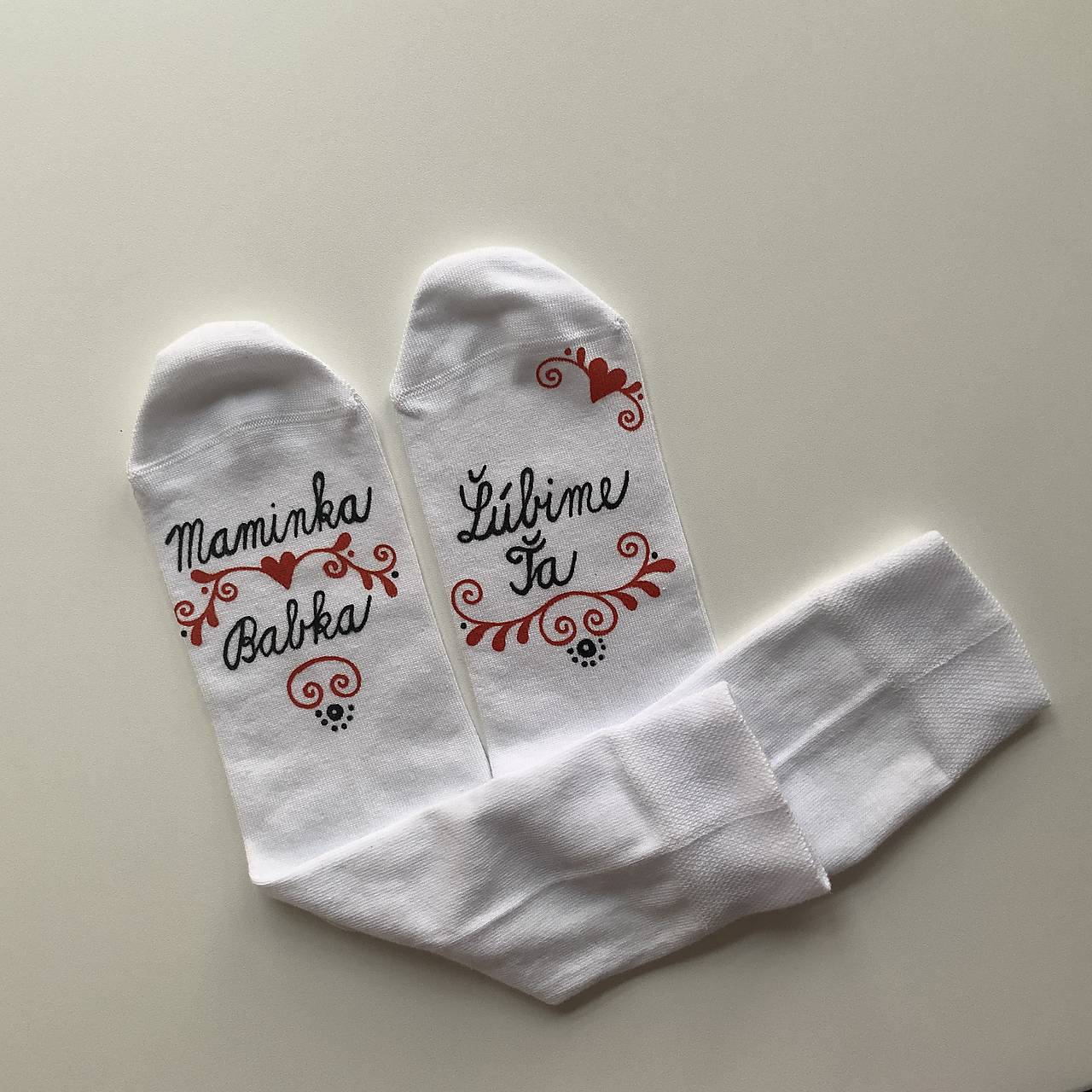 Maľované biele ponožky s nápisom : "Maminka Babka/ Ľúbime Ťa”