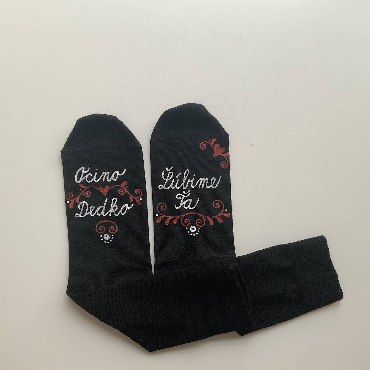 Maľované čierne ponožky s nápisom : "Ocino Dedko/ Ľúbime Ťa”