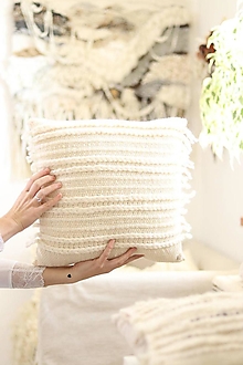 Úžitkový textil - Ručne tkaný vlnený dekoračný vankúš (biela, zapletaná) - 13947619_