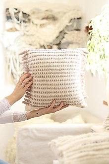 Úžitkový textil - Ručne tkaný vlnený dekoračný vankúš (biela/piesková) - 13947632_