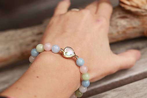 Náramok z minerálu morganit so srdiečkom z mušle paua