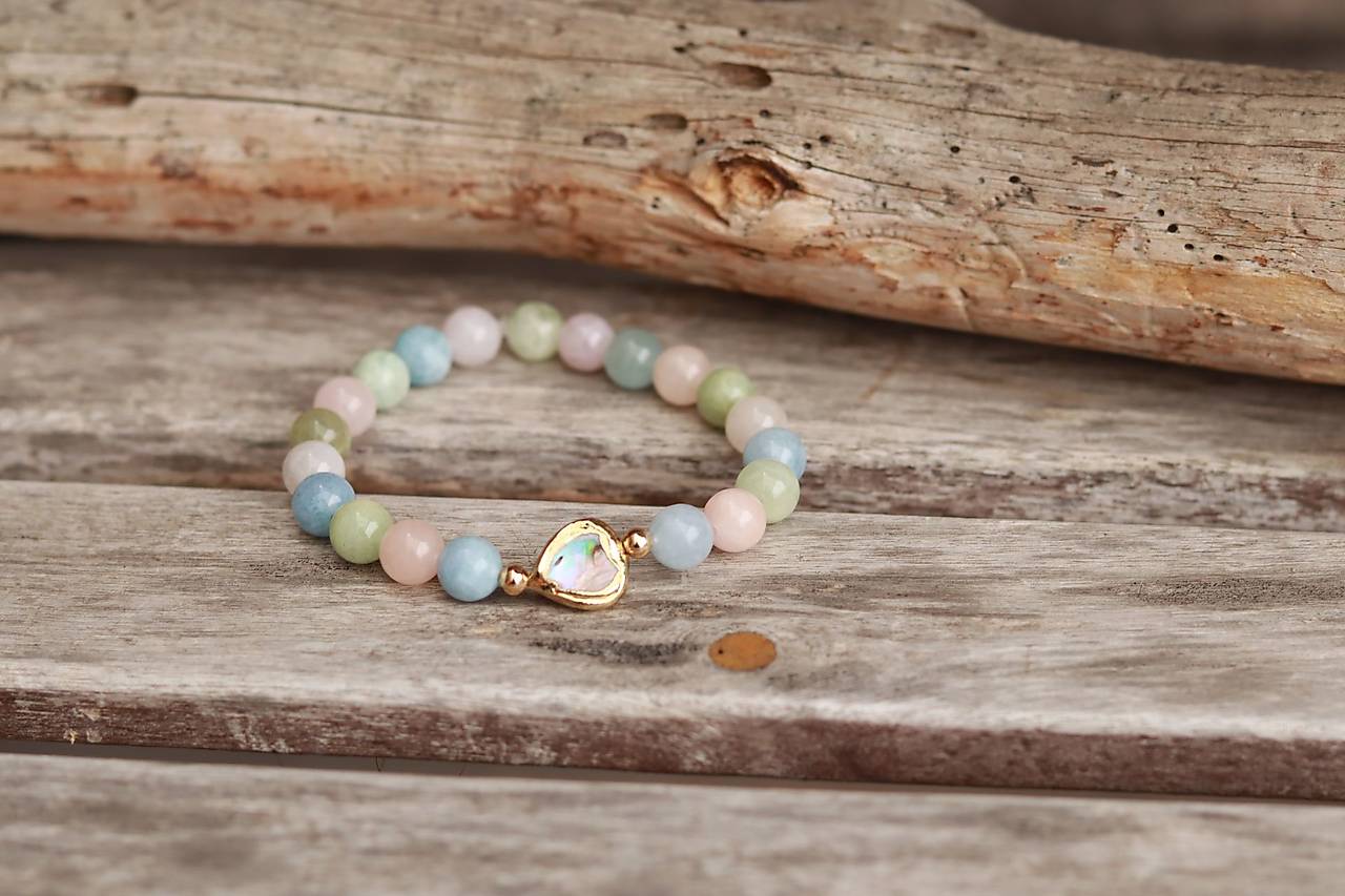 Náramok z minerálu morganit so srdiečkom z mušle paua