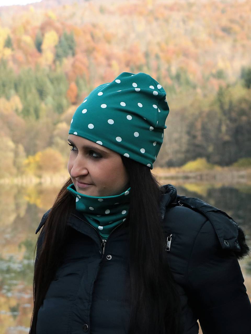 Bodka na zelenej úpletová čiapka, nákčník alebo set