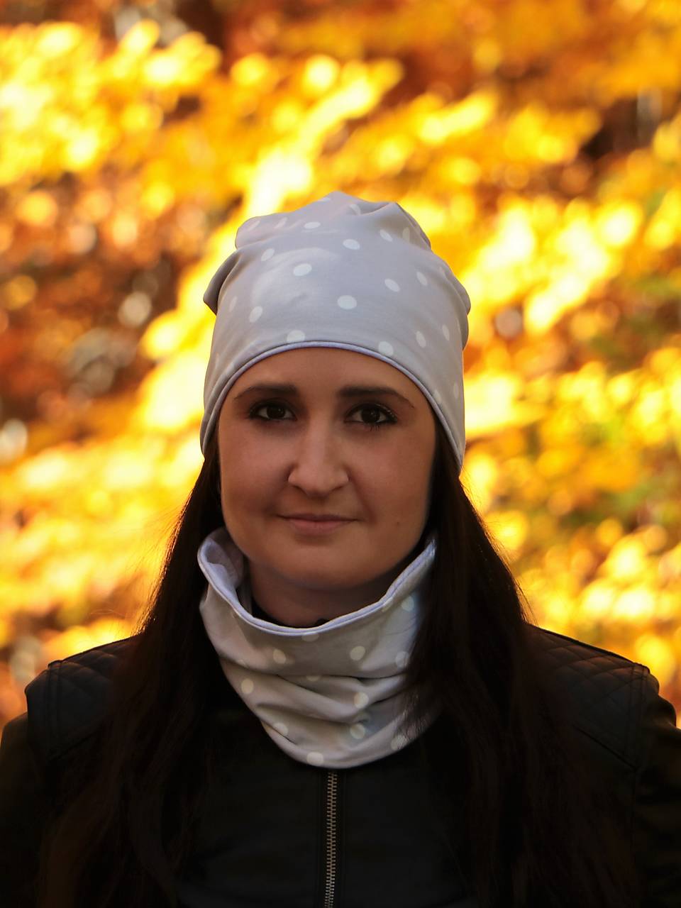 Bodka na svetlošedej úpletová čiapka, nákrčník alebo set