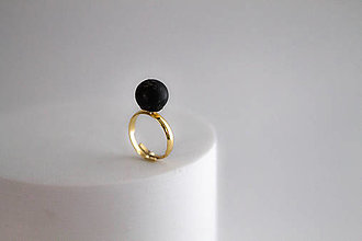 Prstene - KAHA | náhrdelník čierny betón & zlato - 13951778_