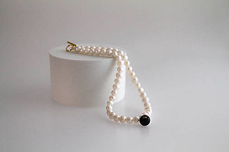 Náhrdelníky - KAHA | perlový náhrdelník čierny betón & zlato - 13951896_