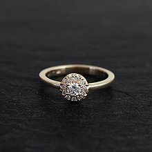 Prstene - Zásnubný prsteň s drobnými briliantmi - 13954469_
