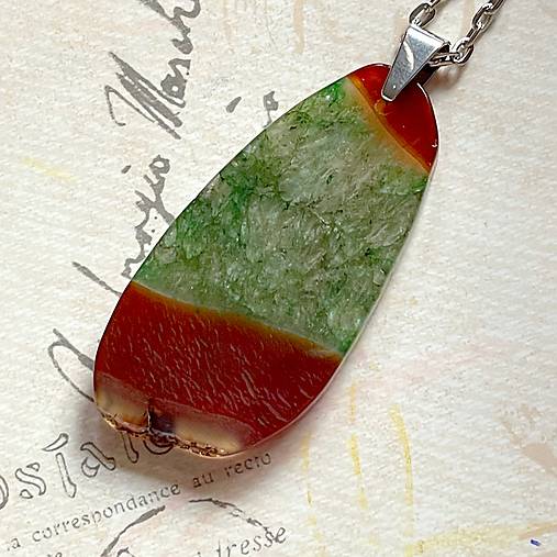 Slice Green Orange Agate Pendant / Prívesok z minerálu achát plátkový