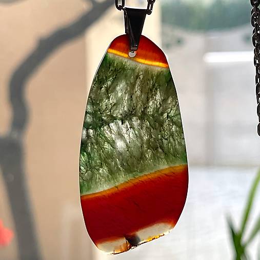 Slice Green Orange Agate Pendant / Prívesok z minerálu achát plátkový