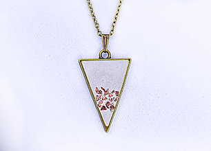 Náhrdelníky - Geometrický minimalistický betónový náhrdelník trojuholník - 13958583_
