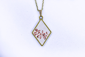 Náhrdelníky - Geometrický minimalistický betónový náhrdelník dekorovaný kamienkami - 13958603_