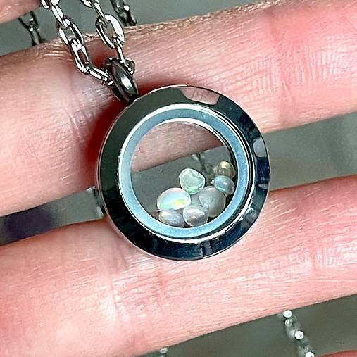 Steel Locket Opal Necklace / Oceľový medailón s opálmi