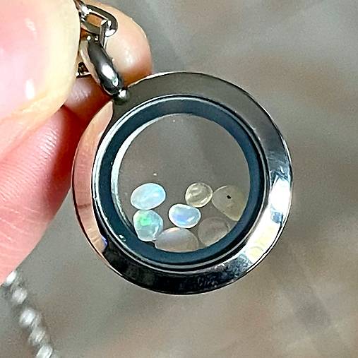 Steel Locket Opal Necklace / Oceľový medailón s opálmi