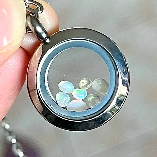 Steel Locket Opal Necklace / Oceľový medailón s opálmi