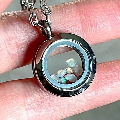 Steel Locket Opal Necklace / Oceľový medailón s opálmi