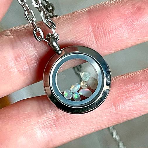 Steel Locket Opal Necklace / Oceľový medailón s opálmi