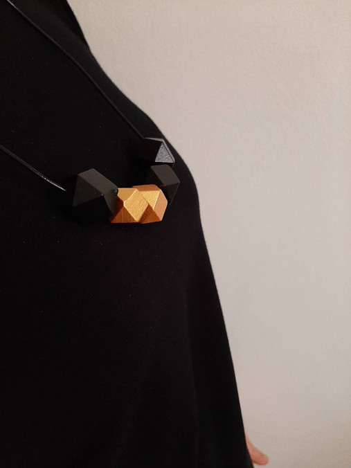 Náhrdelníky - Výrazný drevený náhrdelník  GOLD - 13960453_
