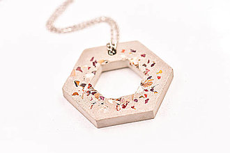 Náhrdelníky - Betónový geometrický náhrdelník šesťuholník - 13963938_