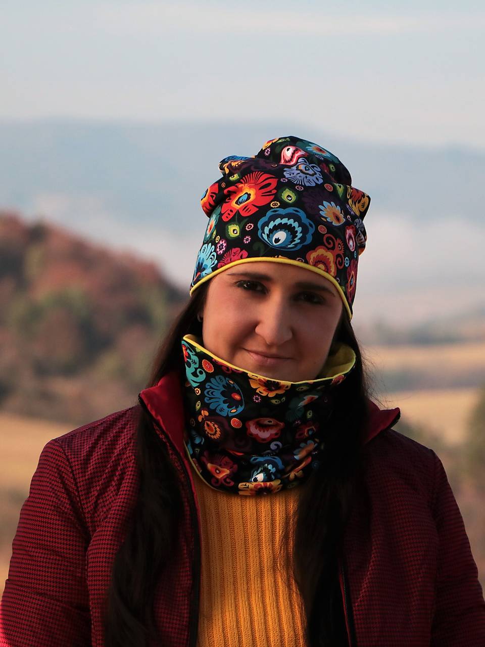 Ľudové kvety čierne čiapka, nákrčník alebo set