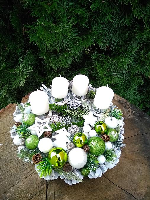  - adventný veniec zeleno-biely so sviečkami 25 cm - 13969566_