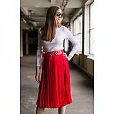 Sukne - Červená plisovaná sukně s puntíkovanou mašlí - 13973705_