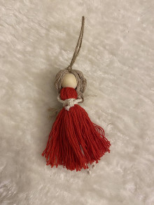 Dekorácie - Vianočný makramé anjel - 12 cm (Svetlohnedé vlasy, červené šaty) - 13977582_