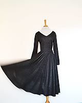 Čierne šaty s ligotavými prúžkami a véčkovým výstrihom