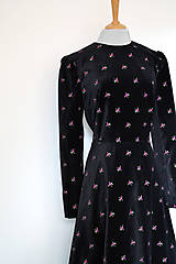 Šaty - Zamatové čierne šaty s áčkovou sukňou - 13975303_