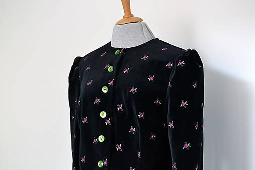 Zamatové čierne sako s vyšívanými fialovými kvietkami