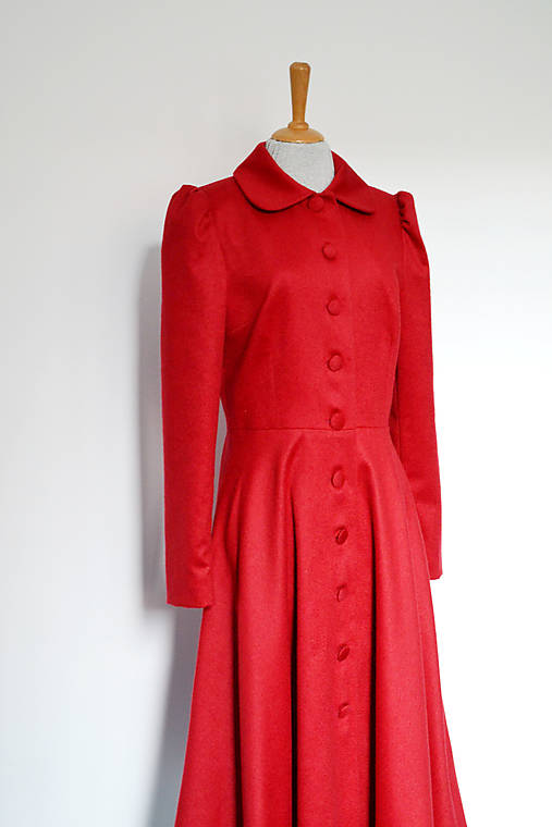 Červený vlnený kabátik s golierom s potiahnutými gombíkmi 