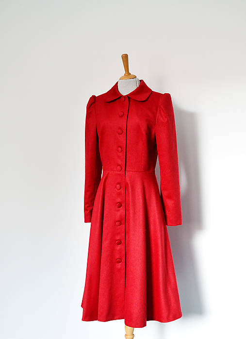 Červený vlnený kabátik s golierom s potiahnutými gombíkmi 