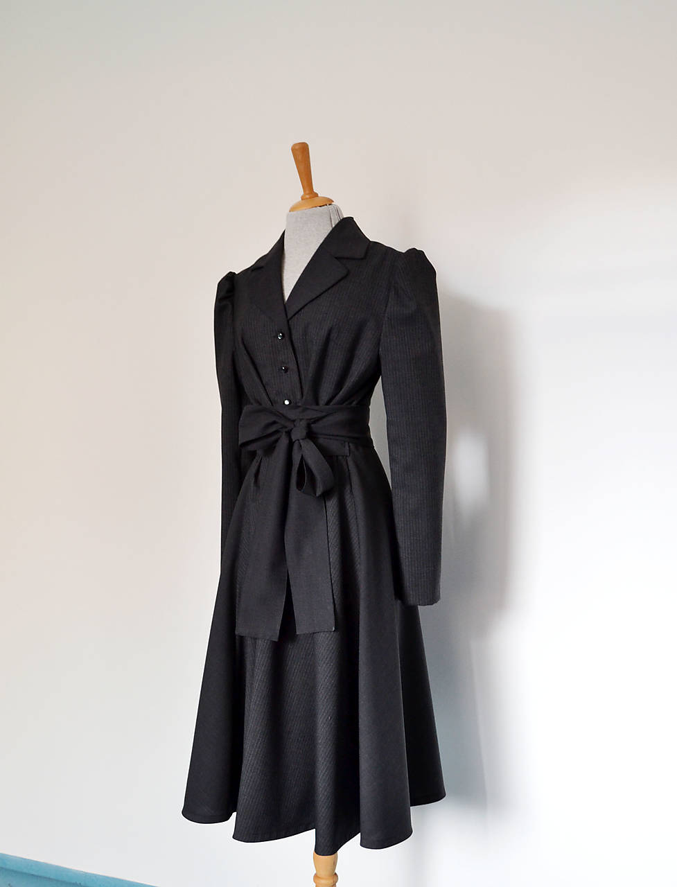 Upcy šaty s fazónkou s viazaním v páse