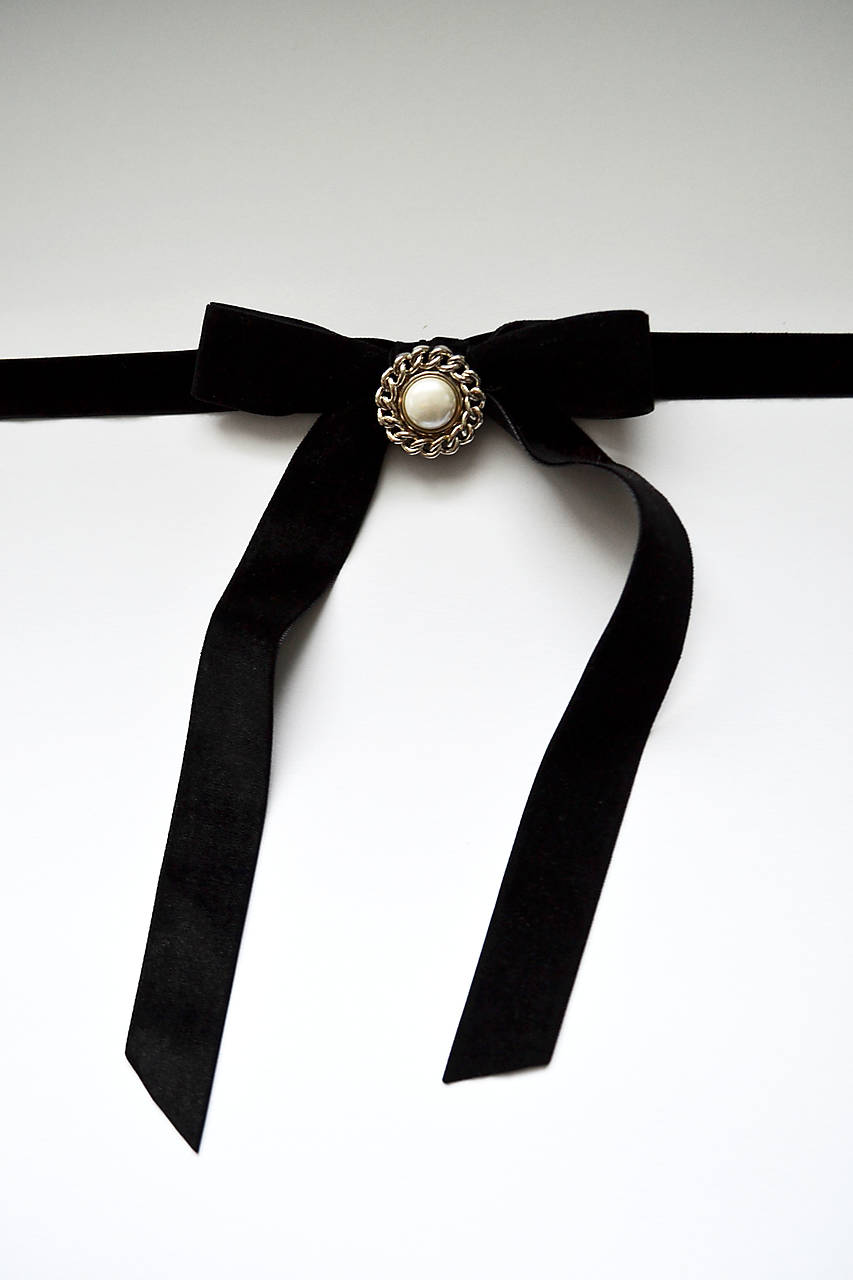 Podgoliernik - zamatová mašľa s perleťovou ozdobou 