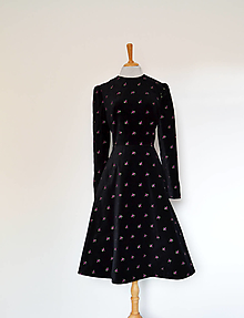 Šaty - Zamatové čierne šaty s áčkovou sukňou - 13975304_