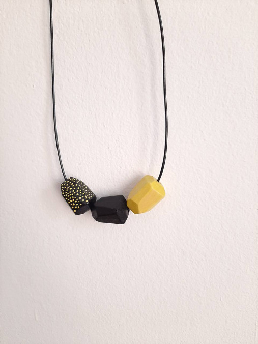  - Výrazný Žlto čierny drevený náhrdelník s bodkami  - 13979121_